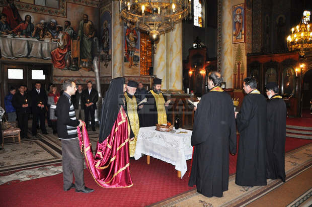 Неврокопският митрополит Серафим отслужи  тържествена света литургия за празника на Разлог  и 102-годишинната от освобождението на града