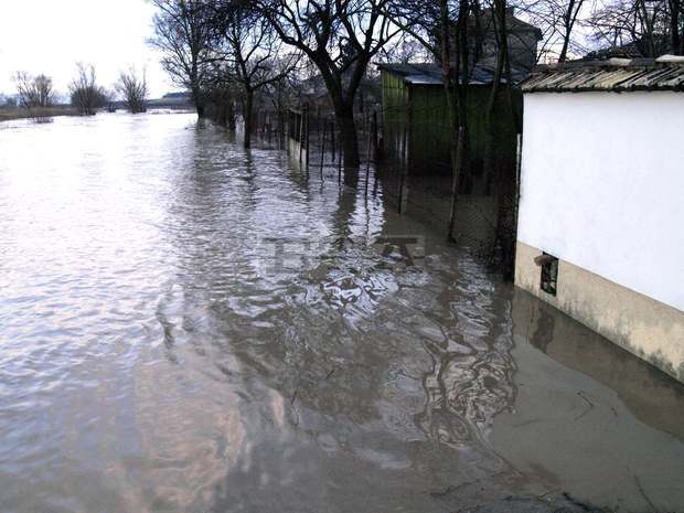 Реки и язовири преливат в Шуменско, наводнени са къщи и пътища в региона 