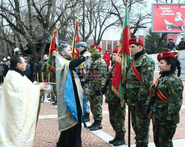 Повече от 10 бойни знамена и знамена - светини на Българската армия, бяха осветени в Шумен Повече от 10 бойни знамена и знамена - светини на Българската армия, бяха осветени в Шумен