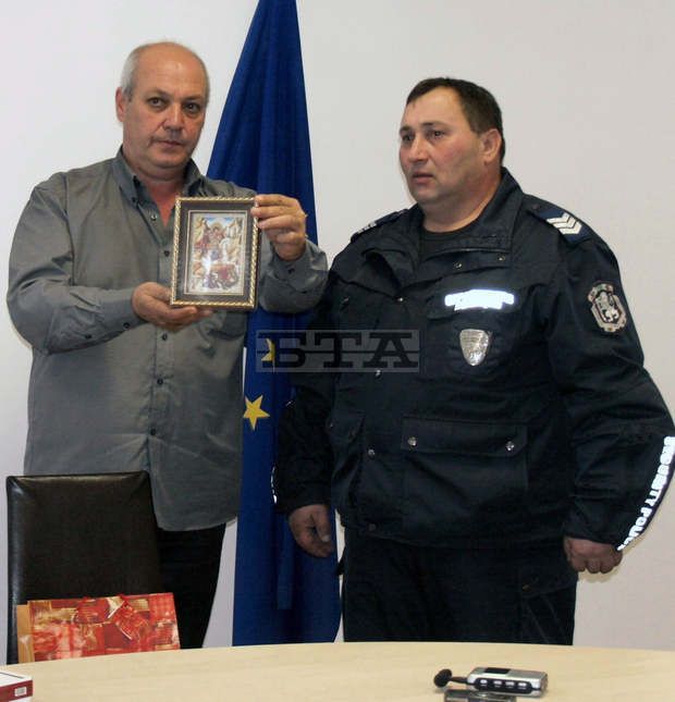 Областният управител на Шумен и председателят на Общинския съвет в Каспичан наградиха полицай, върнал портмоне с над 2000 лева 