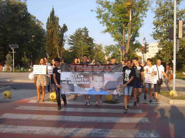 С мирно шествие в Кърджали почетоха загиналите по пътищата