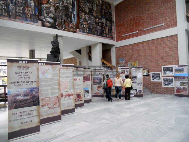 Две изложби, посветени на 1000-годишнината от кончината на българския цар Самуил, могат да се видят от днес в музея в Благоевград