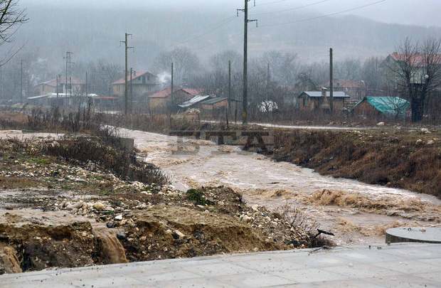 Заради наводнения е затворен проходът Провадия-Айтос, в Дългопол е обявено бедствено положение