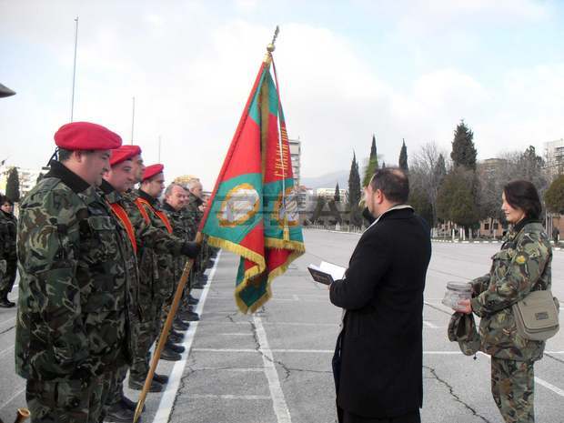В Центъра за подготовка на специалисти в Сливен бе извършен водосвет на бойните знаменаи бе представен новият началник на щаба