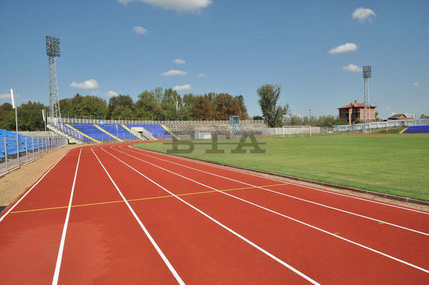 Електрическо осветление за мачове и състезания монтират на  стадион  "Огоста" в Монтана