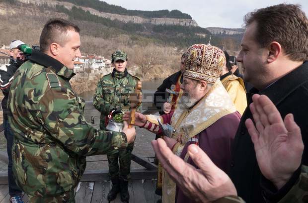 Кадетът Емил Михайлов от НВУ "Васил Левски" извади Богоявленския кръст от водите на Янтра във Велико Търново