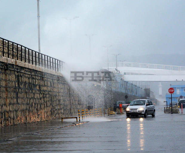 Пътят Варна - Бургас е затворен заради наводнен участък