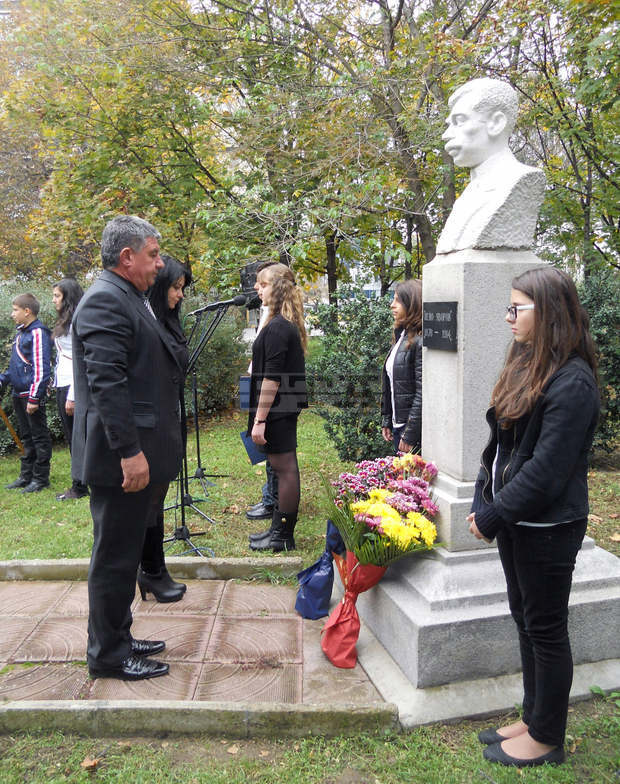 Благоевградчани отдадоха почит пред паметта на поета и воеводата Пейо Яворов по случай  100-годишнината от неговата кончина