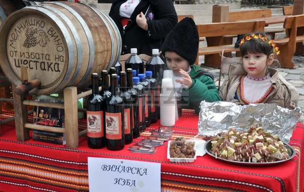 Винопроизводители от Мелник ще представят продукцията си на фестивала "Златен грозд" Винопроизводители от Мелник ще представят продукцията си на фестивала "Златен грозд"
