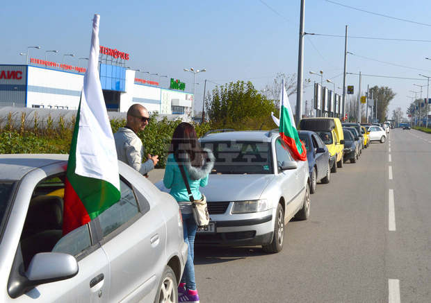 Видинчани излязоха на граждански  протест и автошествие срещу  разкопаните улици в града