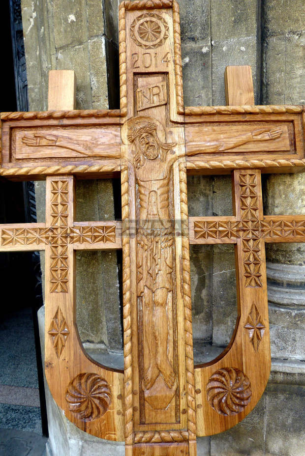 Румънска община дари голям дървен резбован кръст на Русенската митрополия 