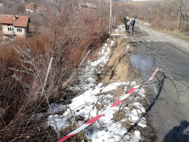 Около 20 метра  е свлачищната зона на пътя между дупнишките села Дяково и Кременик