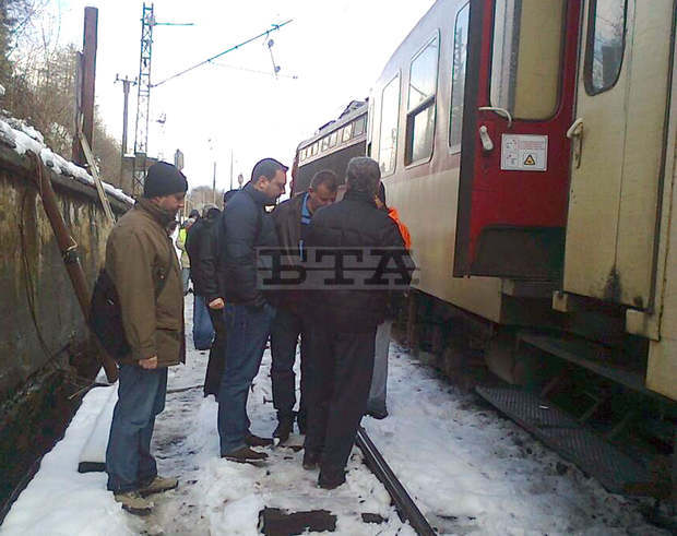 Министърът на транспорта посети мястото на влаковата катастрофа край Клисура