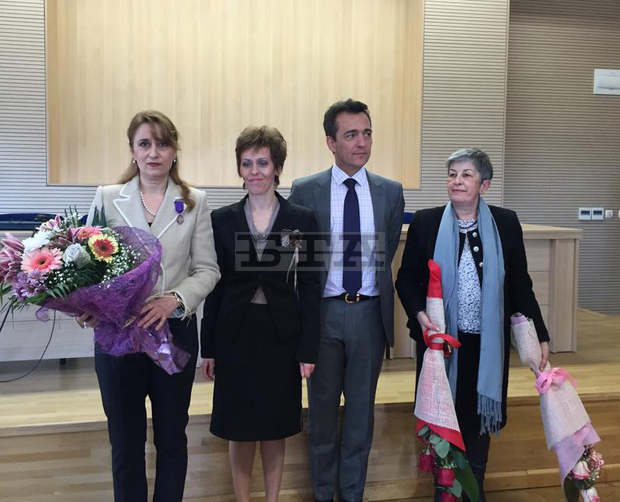 Пернишка учителка е удостоена с "Кавалер на академическите палми" Пернишка учителка е удостоена с "Кавалер на академическите палми"