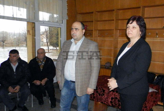Депутатът от ГЕРБ Владислав Николов се срещна с жители на Горни Дъбник, протестиращи срещу промяната на статута на гарата Депутатът от ГЕРБ Владислав Николов се срещна с жители на Горни Дъбник, протестиращи срещу промяната на статута на гарата