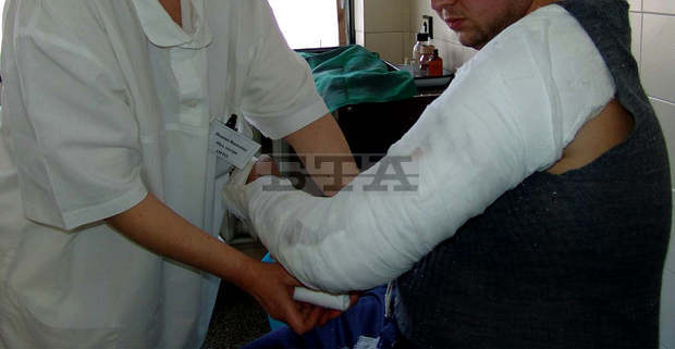 За ден и половина 28 души с травми и със счупени крайници са приети в спешното отделение в Русе За ден и половина 28 души с травми и със счупени крайници са приети в спешното отделение в Русе