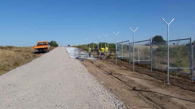 Изградени са 17 км път и 5 км от  възпрепятстващото съоръжение  на границата с Турция в Ямболска област