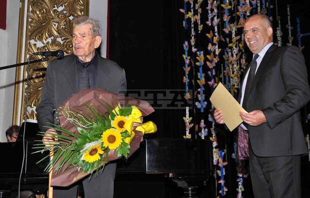 Проф. д-р Асен Златаров посмъртно  е удостоен със званието  "почетен гражданин на Хасково"