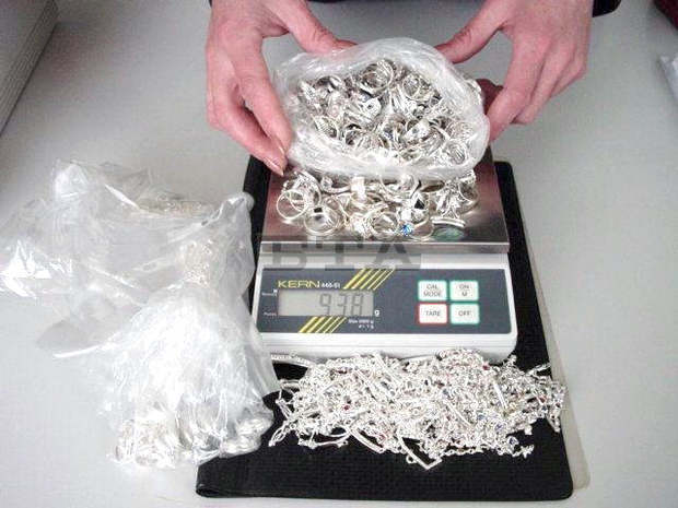 Двама украинци се опитаха да изнесат над 5 килограма сребърни накити, скрити в дрехите им  