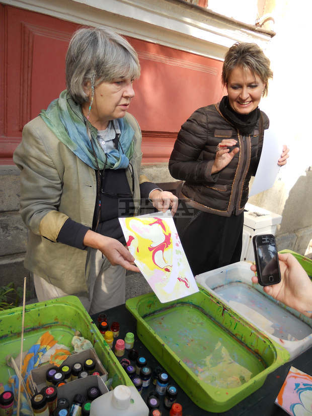 Уъркшоп за рисуване по вода е организиран пред Общината в Кюстендил във връзка с националния проект "100 процента България"