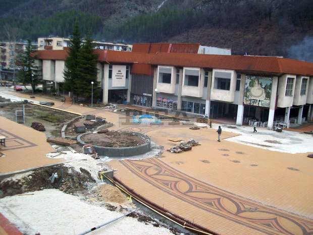 Ремонтът на площада в Лъки е пред завършване