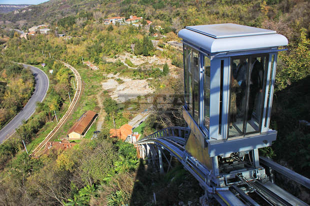 На хълма "Трапезица" във Велико Търново е монтиран туристически лифт