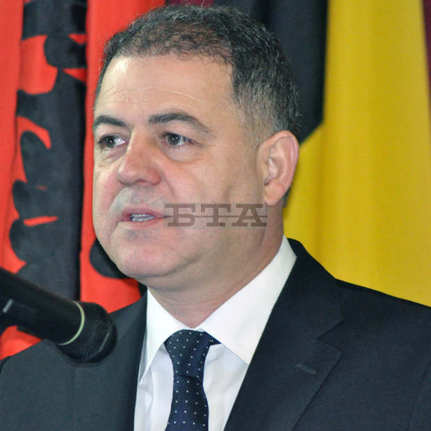 Според министъра на отбраната не би следвало да има пречка  летище "Долна Митрополия" да се използва и за граждански цели