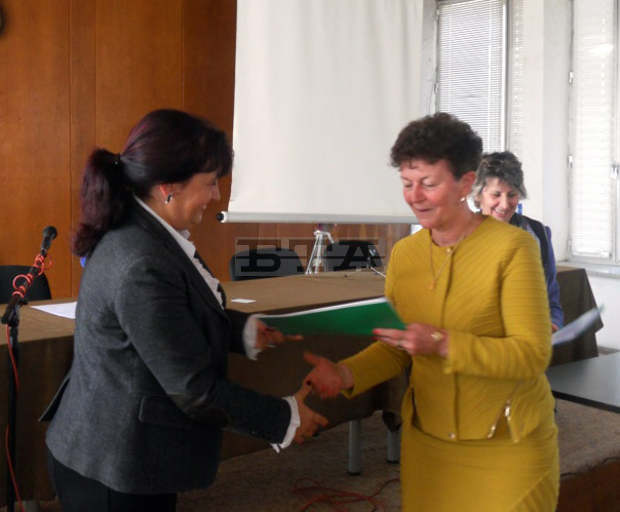 Учители получиха трудовите си договори от община Видин по проект "Реализация чрез интеграция"