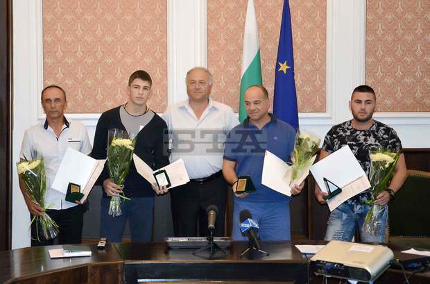 Кметът на Сливен награди двама медалисти от Световното първенство по борба за кадети в Сараево