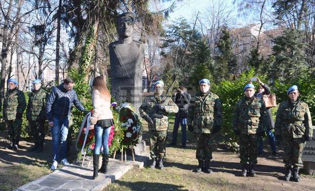 Пловдивчани почетоха паметта на кап. Бураго, чийто ескадрон поставя началото на Освобождението на Пловдив Пловдивчани почетоха паметта на кап. Бураго, чийто ескадрон поставя началото на Освобождението на Пловдив