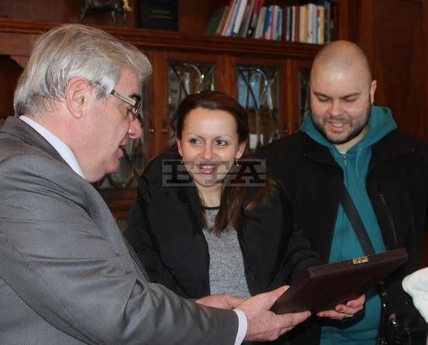 Кметът на Плевен дари плакет с лика на Богородица на семейството  на първото родено бебе в града  за 2015 година