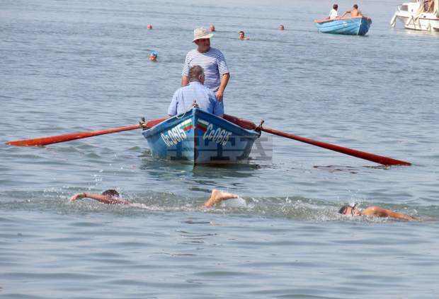 Плувци от 10 до 75 години се включиха в традиционното преплуване на Дунав край Силистра