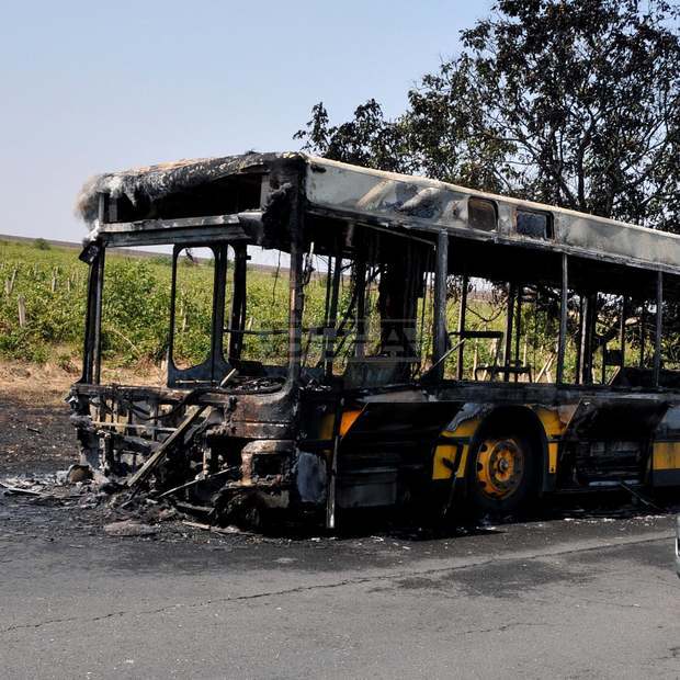 Пътнически автобус  изгоря на главен път  близо до Шумен