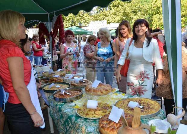 Николина Ангелкова и областният управител  на Кърджали откриха  фестивала "Бъдеще с традиции"