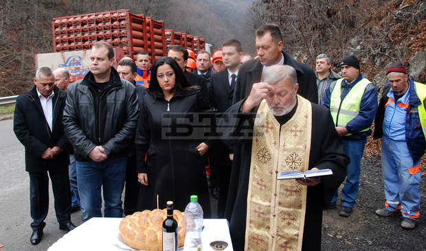 С водосвет за здраве и безаварийно пътуване бе открит за нормално движение укрепеният участък от пътя II-19 Симитли - Разлог в прохода Предела С водосвет за здраве и безаварийно пътуване бе открит за нормално движение укрепеният участък от пътя II-19 Симитли - Разлог в прохода Предела