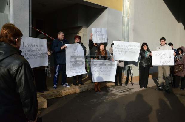 Собственици на апартаменти в блок "Теодора" в Русе образуваха "жива" верига срещу опис на жилища Собственици на апартаменти в блок "Теодора" в Русе образуваха "жива" верига срещу опис на жилища