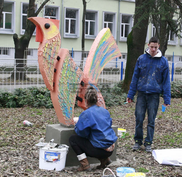 Ученици изработиха двуметрова пластика на петел пред училище в Русе Ученици изработиха двуметрова пластика на петел пред училище в Русе