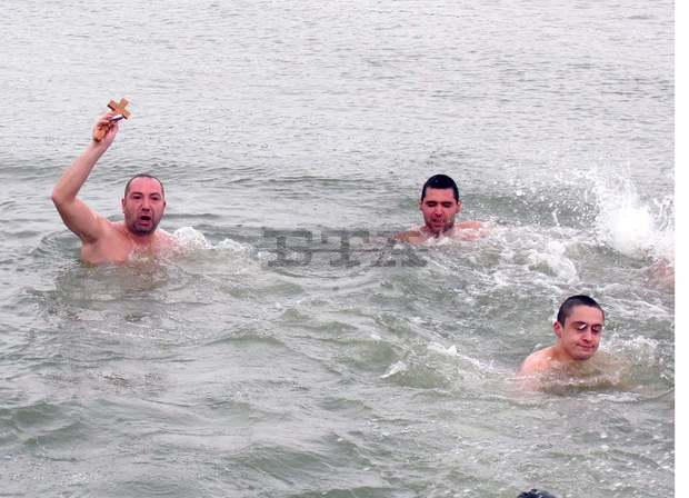 Силистренецът Светлин Иванов за четиринайсета поредна година извади Богоявленския кръст от Дунав