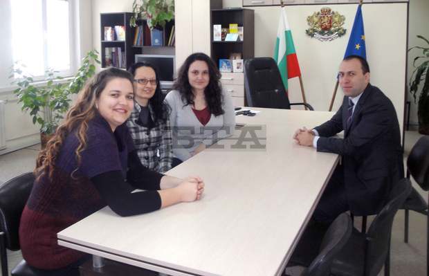 Трима младежи са започнали работа в областната администрация в Търговище по програмата "Старт в кариерата" Трима младежи са започнали работа в областната администрация в Търговище по програмата "Старт в кариерата"