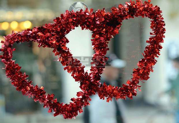 Пейка на влюбените украси центъра на Луковит за Свети Валентин