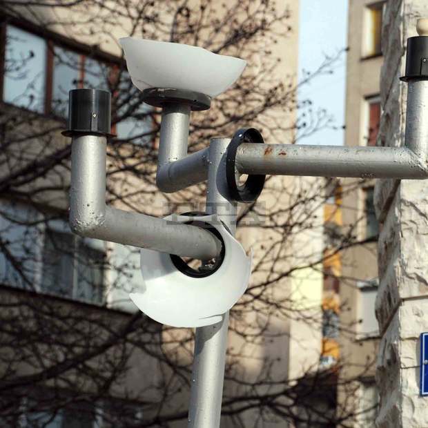 Вандали изпочупиха лампите в центъра на Попово Вандали изпочупиха лампите в центъра на Попово