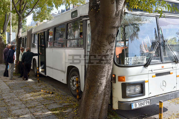 Автобус от градския транспорт във Варна  се удари в дърво; трима пътници  са пострадали