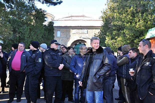 Служители от Врачанския затвор протестираха мълчаливо с искания за спазване на закона и увеличение на заплатите