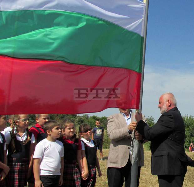 С церемония за издигане на националния трибагреник в най-високата  точка над Силистра бе отбелязан Денят на Съединението 