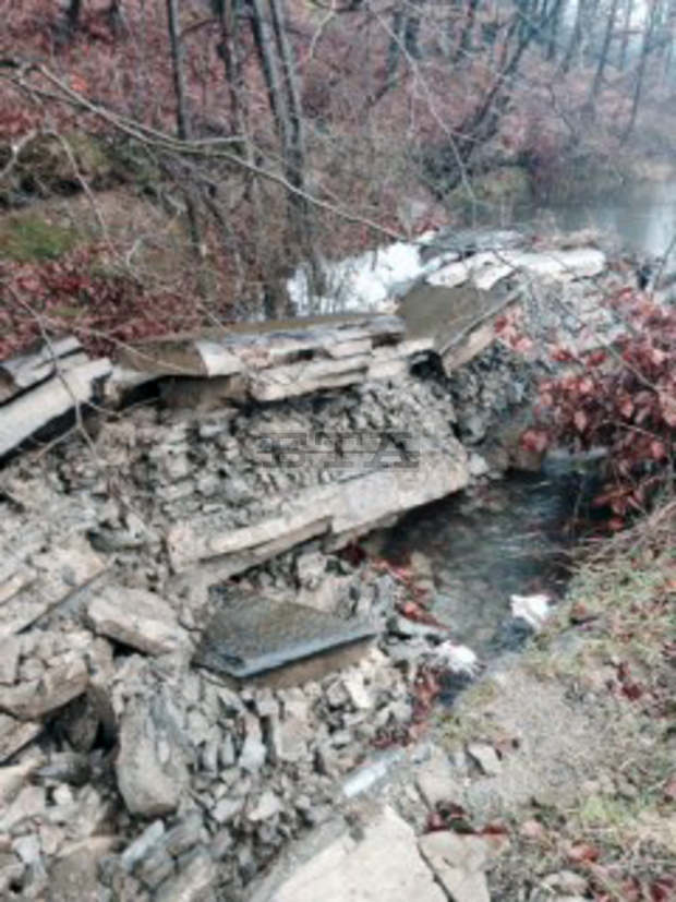 В района на балканското село Раково е обявено бедствено положение заради активирано свлачище В района на балканското село Раково е обявено бедствено положение заради активирано свлачище