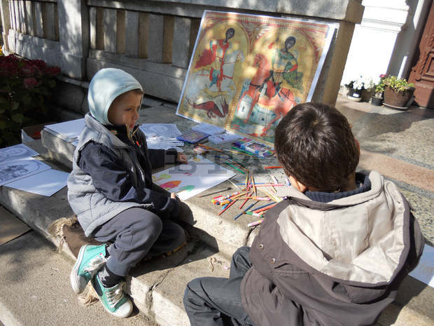 Деца рисуваха на открито  в двора  на кюстендилската черква "Св. Мина"