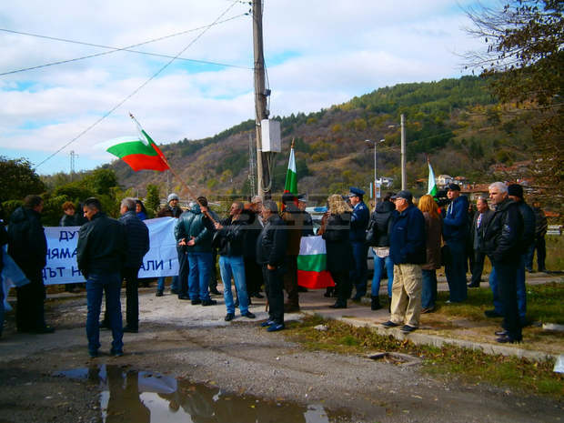 Около 150 жители на община Дупница блокираха за половин час главния път "Е-79" 