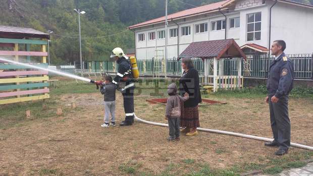 Пожарникари и полицаи  участваха в обща  демонстрация в Трън