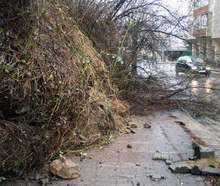 Движенето по пътя Девин - Михалково - Кричим се извършва в едната пътна лента