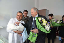 Кметът на Сливен стана орисник на първото бебе, създадено с помощта на Общинския фонд за асистирана репродукция